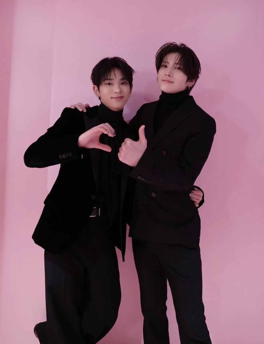 busstop009's tweet image. ㅅㅂ 한대패면 백미터날아갈것같은 왕손과 앞니로 세상을 평정한 사람이 결혼을한다니 믿을수가없네요(날이추워서미쳤어요그냥가세요..)