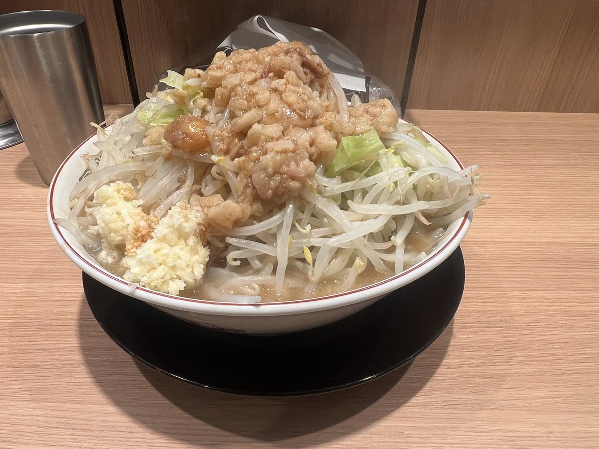mrDsama's tweet photo. 相模大野に豚山オーブンしたからいってきた
大ラーメン全マシマシ https://t.co/QDrpuQplSt