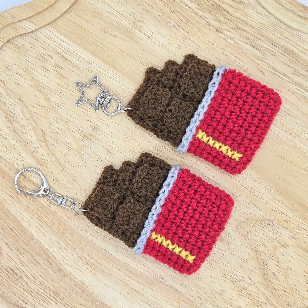 かじられ板チョコのあみぐるみ🍫
キーホルダーになりました！
#ハンドメイド #あみぐるみ