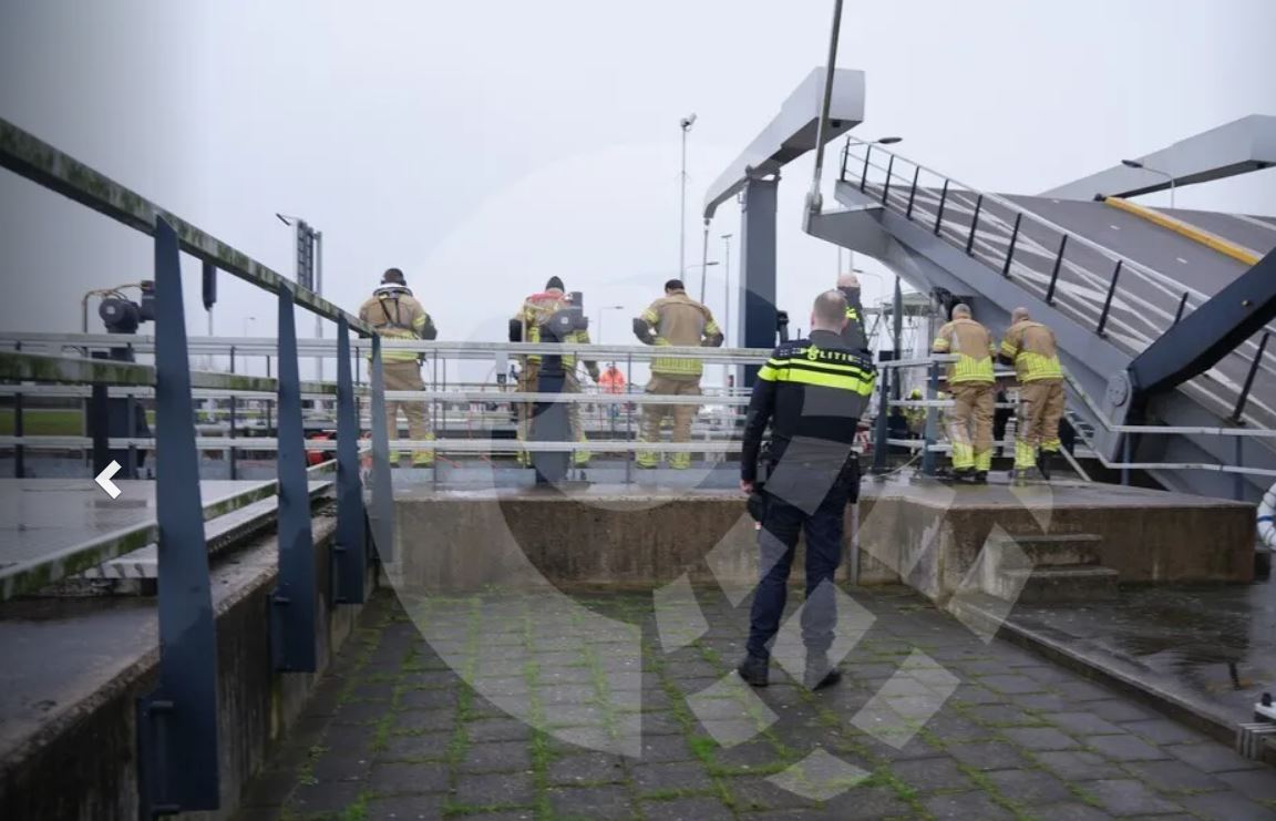 Auto te water bij Julianasluis in Gouda