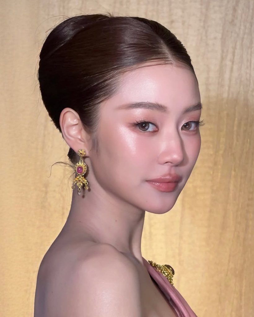 miunatsha_fans's tweet photo. [IG POST] 260121
homeless_makeupb : The Chakri Thai dress reflects royal heritage and feminine elegance. ✨

🔗 https://t.co/n747Seu7s7

#MiuNatsha #หมิวณัชชา https://t.co/bm4LKOB6iD