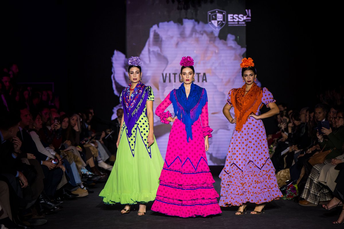 WebLaFlamenca's tweet photo. La Cátedra Internacional de Moda Flamenca Flamentex, abrió la #PasarelaFlamenca de @WeLoveFlamenco con una muestra de la vanguardia de la #ModaFlamenca.
#flamenco #flamenca #pasarela #moda #ModaAndaluza #WeLoveFlamenco #artesanía
👇 https://t.co/JZsxhbrd4y