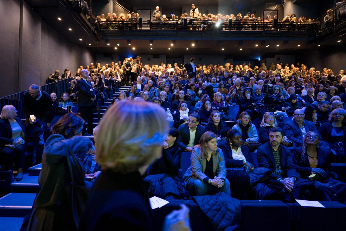 GeoffroyDidier's tweet image. « Iran, vie, liberté ».

Merci aux + de 1000 personnes venues à l’invitation de la région @iledefrance crier notre espoir de voir le peuple iranien triompher sur la répression islamiste.

Quand la France et l’Europe se réveilleront-elles ? 

Merci @vpecresse et @karampatrick !