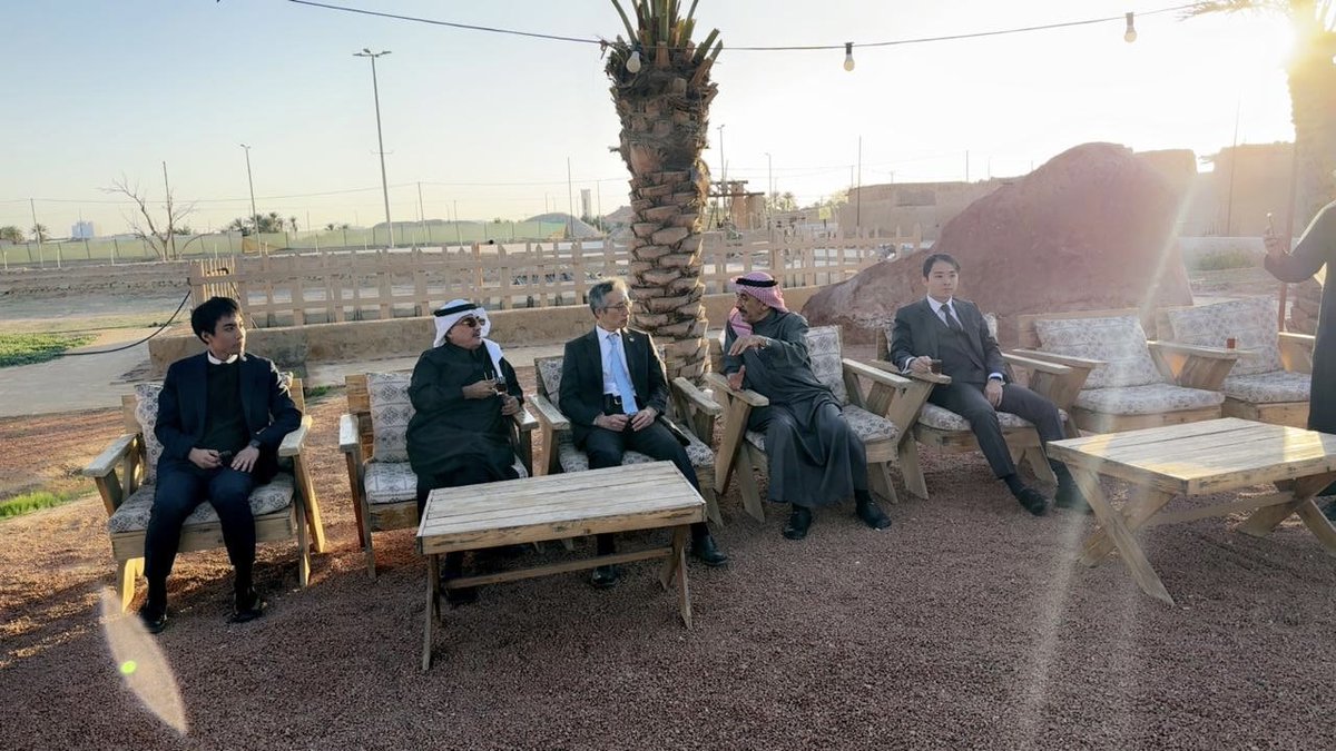 rkbldna's tweet photo. سعادة سفير إمبراطورية اليابان لدى المملكة ياسوناري مورينو،يزور محافظة #رياض_الخبراء  ويقف على تجربة انضمامها لشبكة اليونسكو العالمية لمدن التعلم ،ويلتقي نخبة من طلاب وطالبات المحافظة بمدرسة الموهوبين ويطلع على البيئة التعليمية وعلى تراث بلدة النفيد التراثية.

#رياض_الخبراء_بلدنا https://t.co/5PQOEDVpOW