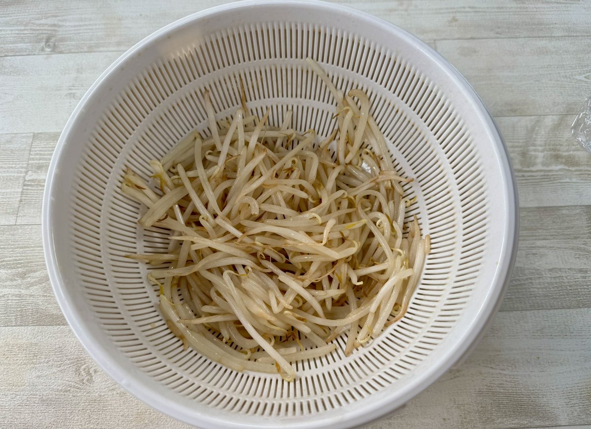 もやしだけなのに、味はラーメン。 醤油と鶏ガラとにんにくでレンジ1発