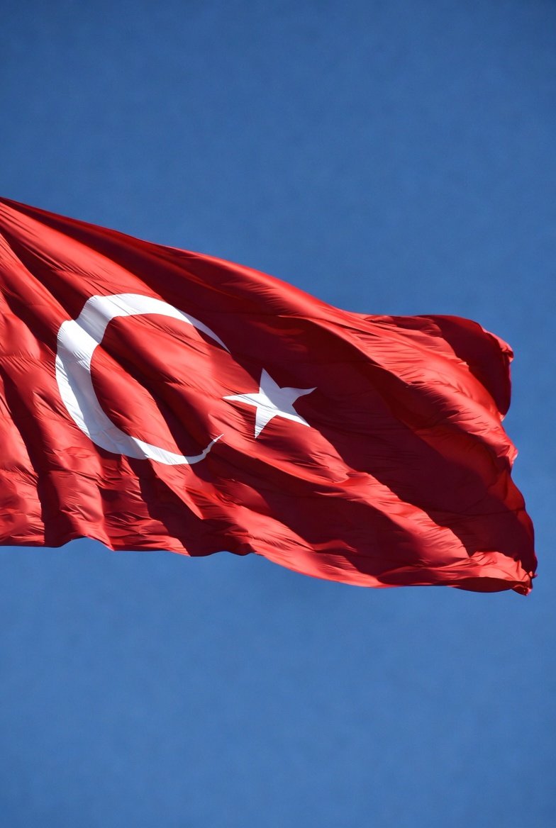 İngiliz geldi indiremedi
Fransız geldi indiremedi 
Yunan geldi indiremedi 
TÜRK BAYRAĞINI İNDİRMEYE ÇALIŞAN EL KIRILIR !