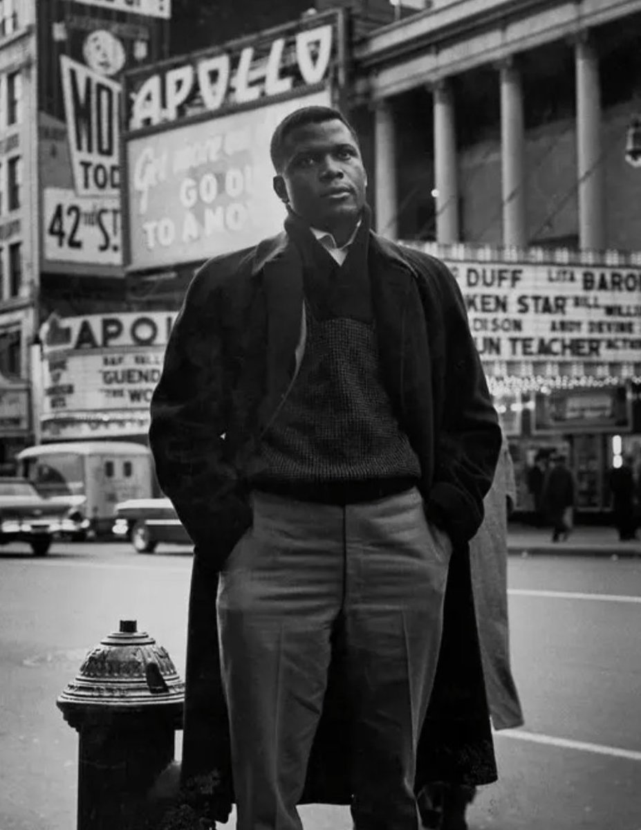 ATRightMovies's tweet image. SIDNEY POITIER in Harlem, 1959.
