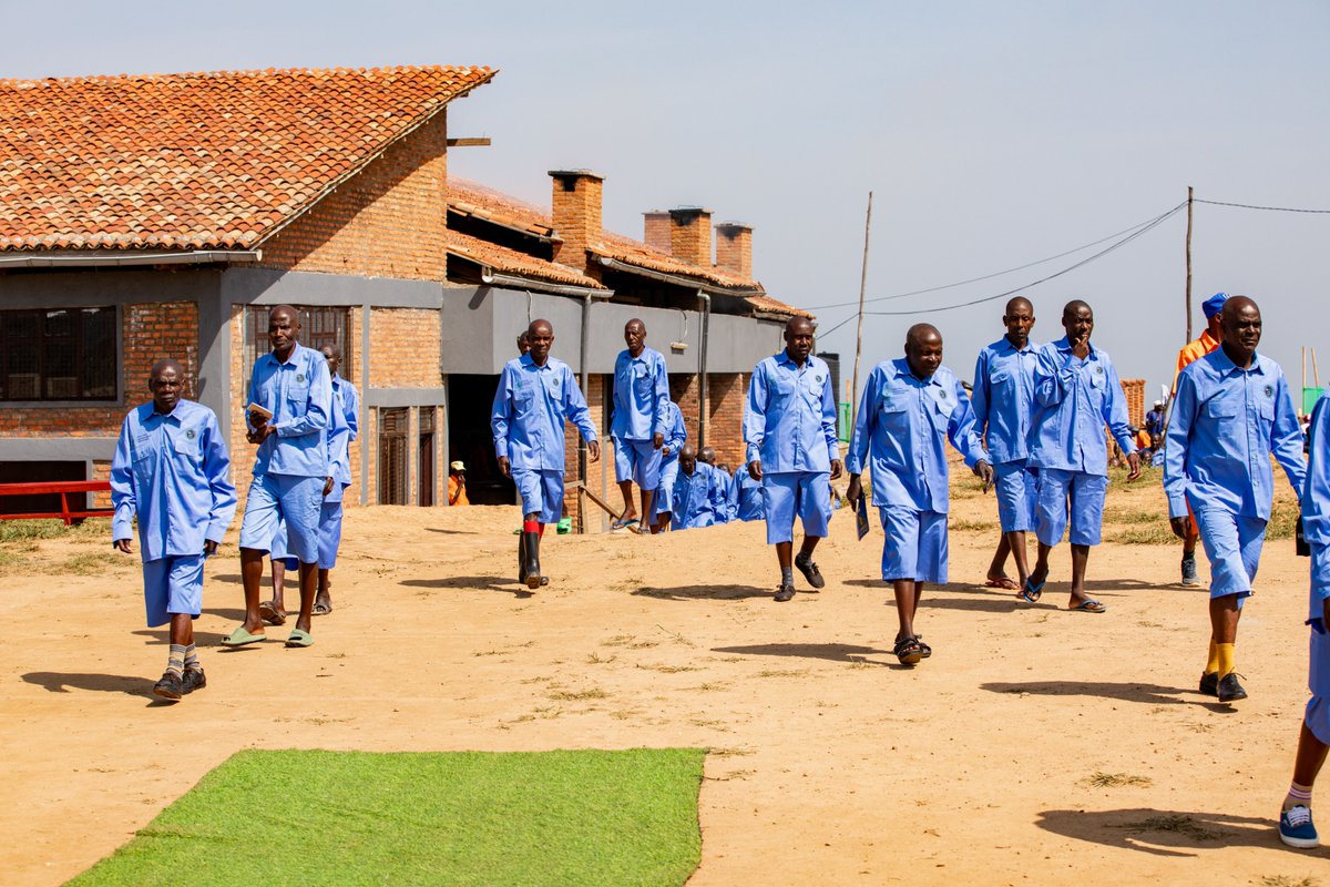 Unity_MemoryRw's tweet photo. Mu Igororero rya Nyamasheke hagiye kubera igikorwa cyo gutangiza icyiciro cya gatandatu cy'amahugurwa ku kwimakaza Ubumwe n'Ubudaheranwa by'Abanyarwanda, agenewe abagororwa bahamijwe ibyaha bya Jenoside yakorewe Abatutsi bitegura gusoza ibihano. 

Aya mahugurwa agamije:
👉 Gufasha abagororwa kwirinda kuba intandaro y’icyahungabanya igipimo tugezeho cy’Ubumwe, Ubwiyunge n’Ubudaheranwa bw’Abanyarwanda;
👉Kubafasha kongera kuba Abanyarwanda bakunda Igihugu cyabo, babumbatira Ubumwe n’Ubudaheranwa by’Abanyarwanda;
👉Kubasobanurira umurongo Igihugu cyiyemeje kugenderaho mu iterambere, imiyoborere, n’imibanire myiza n’uruhare rwabo mu gutuma bigerwaho;
👉Kubafasha kwitegura kuzabana neza, abaturanyi n’imiryango yabo n’abo basize bakoreye ibyaha; no
👉Gukumira ingengabitekerezo ya Jenoside, ibyaha byibasira abarokotse Jenoside yakorwe Abatutsi n’ibindi byaha.