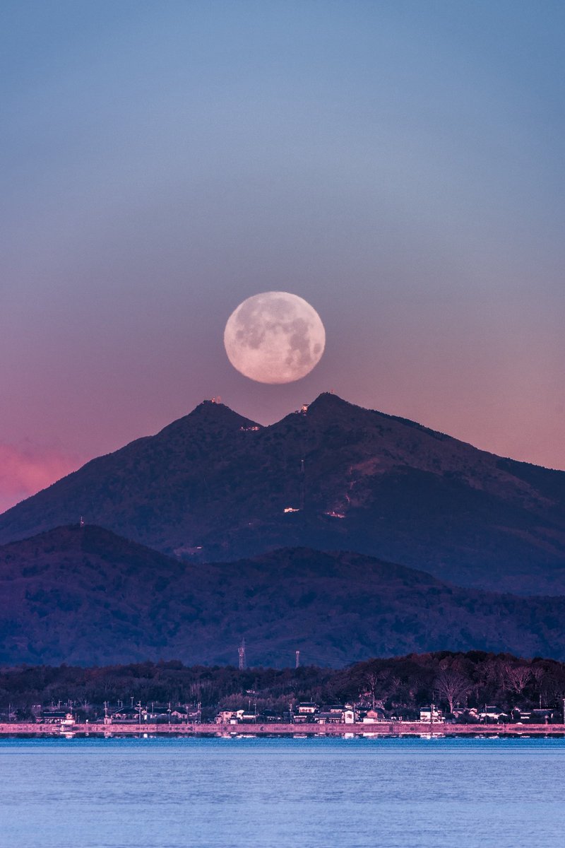 筑波山に吸い込まれる満月