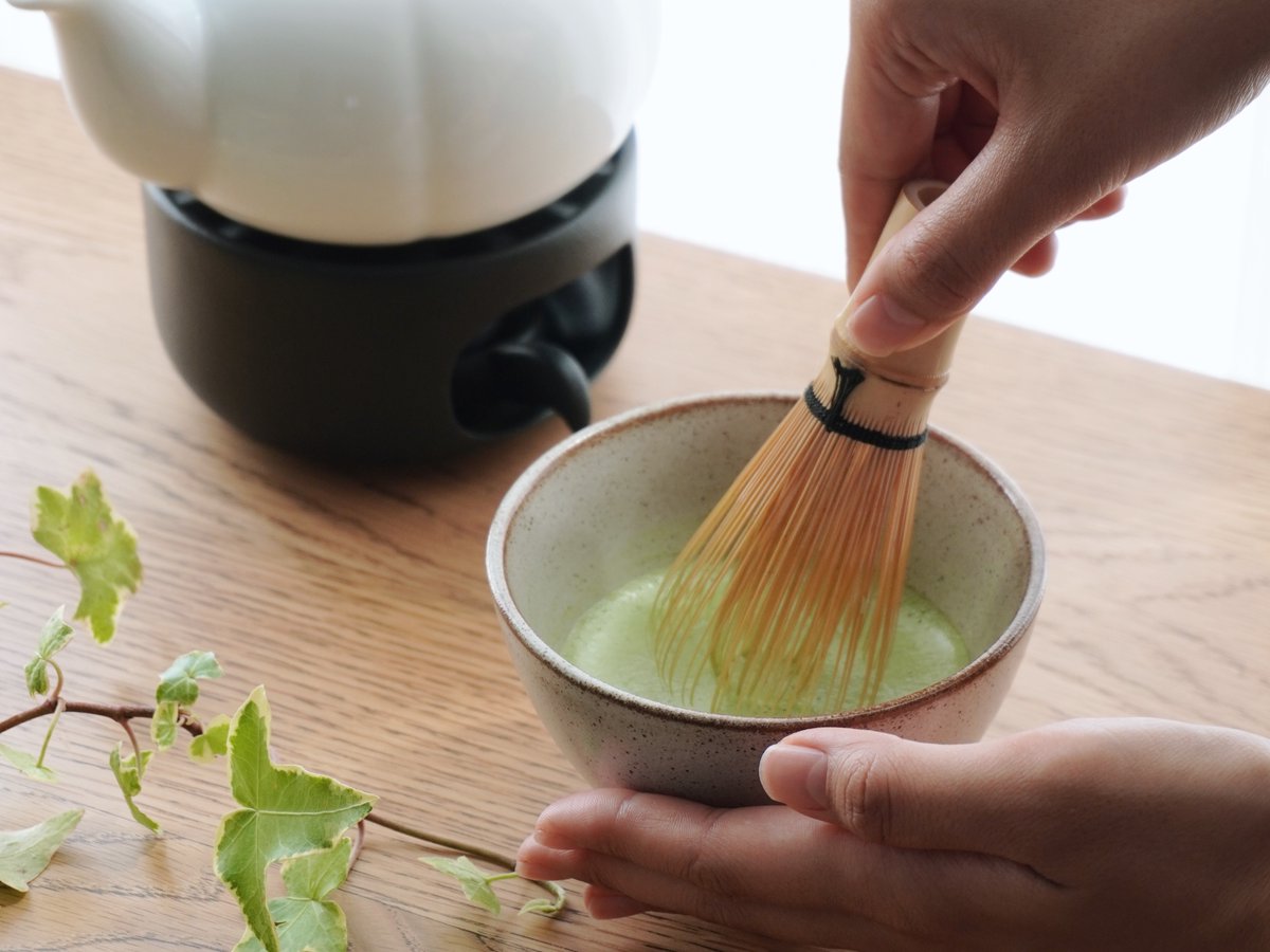 「茶道講師」ではない肩書を探して、考えて、「お店の店主になれば、個人感を小さくしつつもっといろんなお仕事に挑戦できるかも」って考えたのが抹茶リビングの誕生のきっかけ。もうすぐ立ち上げから3年目になります。