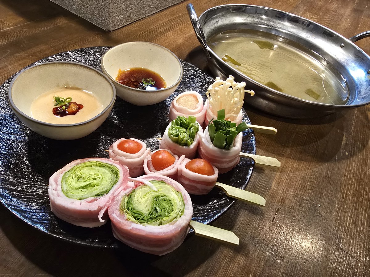 本日より本町店で人気のメニュー「肉巻きしゃぶしゃぶ鍋」が大門店でも召し上がれるようになりました🙌
お好みでポン酢でさっぱり、特製ごまだれの濃厚な味わいをお楽しみ下さい😊✨
〆に雑炊も出来ますので是非ご賞味下さい！
 #函館
 #大門
 #やさい肉巻きまいった
 #野菜肉巻きと海鮮炉端焼きmaitta