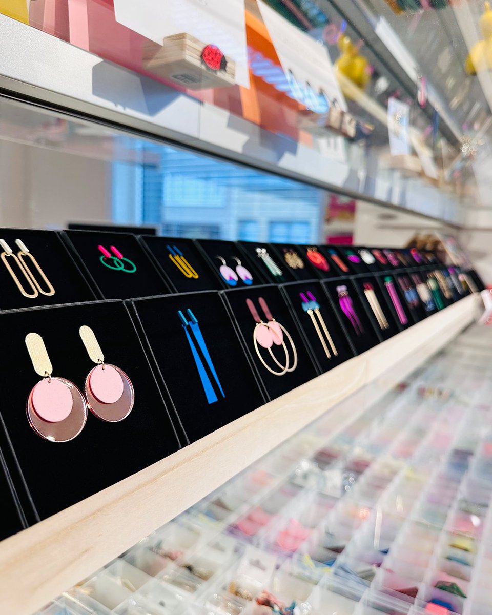 Descubre MadeByEllen en #Bisutex26: pendientes que combinan plata o dorado mate, negro y colores vibrantes. 

Simétricos o asimétricos, su versatilidad y diseño diferenciado los hace ideales para retailers que buscan productos que enamoren y vendan.