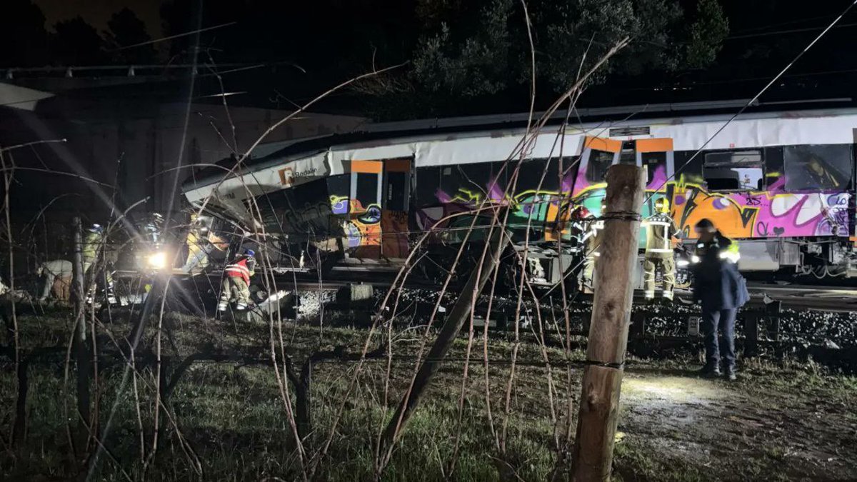 visegrad24's tweet photo. BREAKING:

Second deadly rail catastrophe has occurred in Spain within three days

In Catalonia, near Barcelona, a commuter train collided with a retaining wall that had collapsed onto the tracks and derailed.

The train driver was killed in the crash, and 37 passengers were injured, five of them seriously, El Pais reports.

This is the second major railway accident in Spain in recent days.

On January 18, a train traveling from Málaga to Madrid derailed in the province of Córdoba. It then fell onto adjacent tracks, where an oncoming train was traveling at a speed of 200 km/h.

As a result, 42 people were killed and at least 484 passengers were injured.

🇪🇸