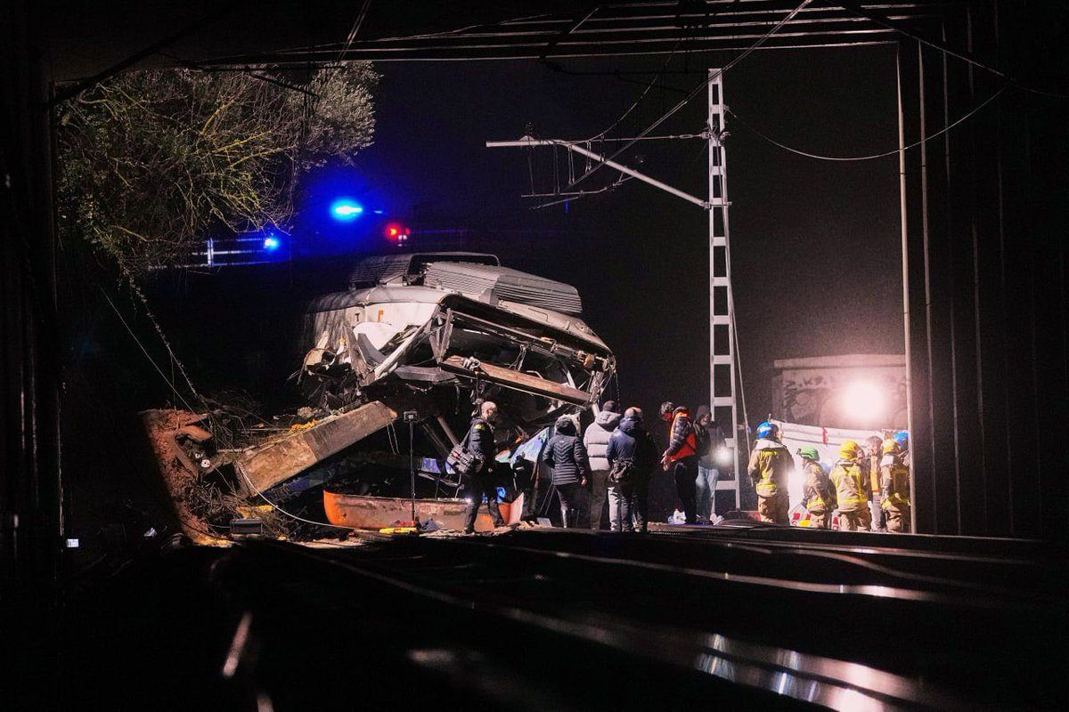 visegrad24's tweet photo. BREAKING:

Second deadly rail catastrophe has occurred in Spain within three days

In Catalonia, near Barcelona, a commuter train collided with a retaining wall that had collapsed onto the tracks and derailed.

The train driver was killed in the crash, and 37 passengers were injured, five of them seriously, El Pais reports.

This is the second major railway accident in Spain in recent days.

On January 18, a train traveling from Málaga to Madrid derailed in the province of Córdoba. It then fell onto adjacent tracks, where an oncoming train was traveling at a speed of 200 km/h.

As a result, 42 people were killed and at least 484 passengers were injured.

🇪🇸