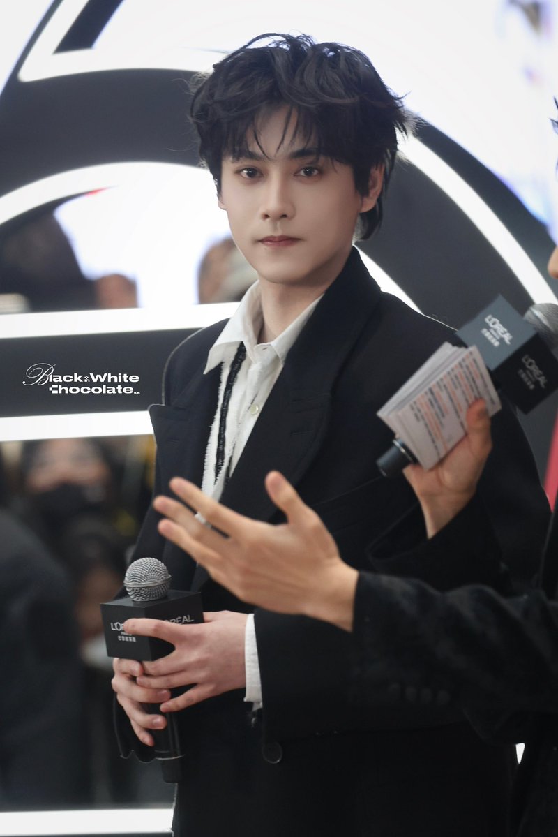nxrboo's tweet image. His straight look at the cpf fansite cam 😭

 #LOrealParisxTianXuning