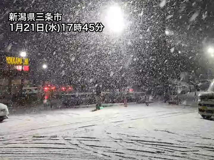 wni_jp's tweet image. ＜週末にかけて100〜150cmの積雪増＞
この冬最長になるとみられる寒波が襲来し、今夜からは1回目のピークとなります。
2回目のピークとなる週末にかけて広い範囲で大雪となるおそれがあるため厳重に警戒をしてください。
weathernews.jp/news/202601/21…