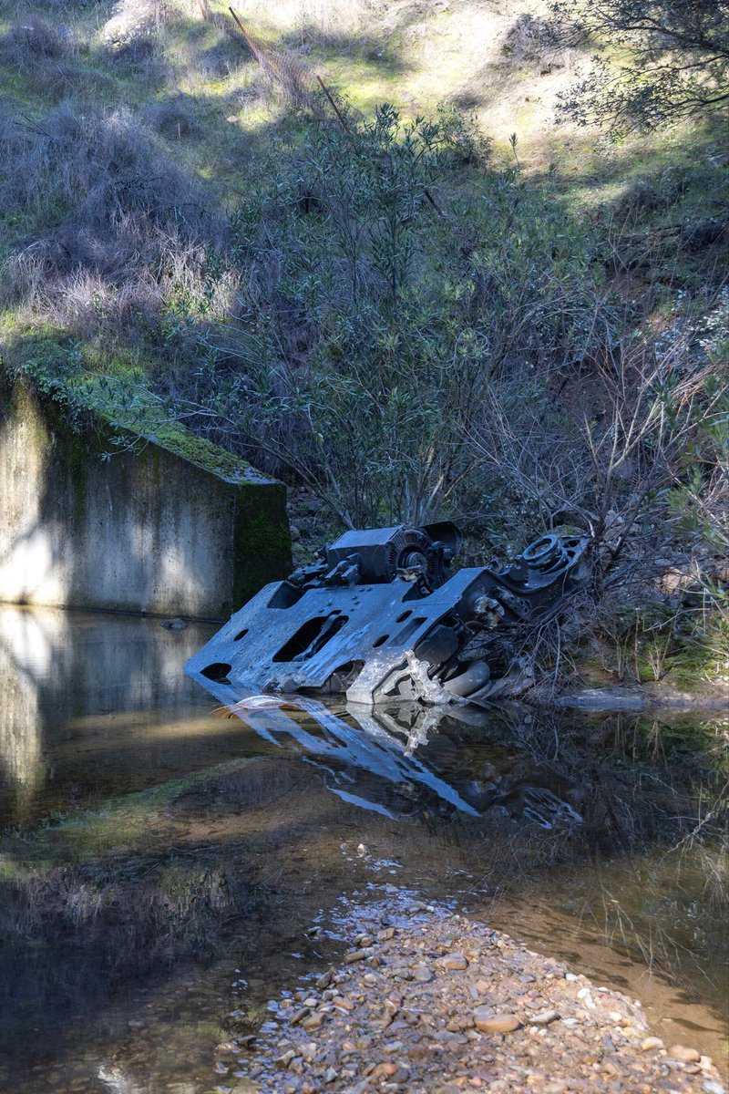 Tragedia de Adamuz. Un fotógrafo de The New York Times fotografió ayer las ruedas desprendidas del Iryo. Estaban “medio sumergidas en un arroyo que fluía por un barranco empinado a 275 metros de la vía”.