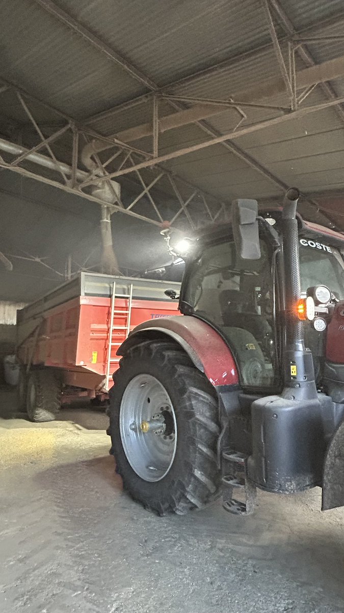 OlivierCOSTE2's tweet photo. Après la livraison de son #Blé #MMS2025 @BONNIN1402,et en attendant de faire la moyenne de sa #Moisson2025.
Une #Agriculture vide son stockage cette semaine et le mélange #MOC25,pour l’un des silos #UPVY qui sont sur l’#Yonne.
#VisMaVieChezUnAgriculteur #FrAgTw https://t.co/geHvOWlZkU