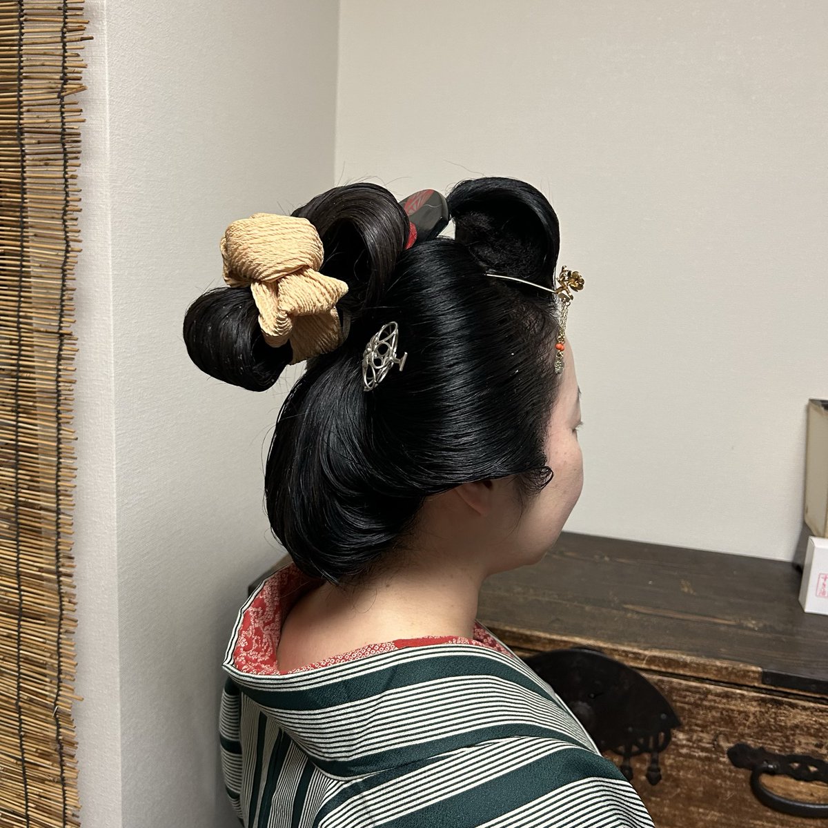 Nihongami's tweet photo. 本日の日本髪

昭和な潰し島田

前髪も大きく丸ぅく
髱を出して
鬢端は下げめ
髷も小振りに丸めました。

平打ちながら立体な銀梅かんざし
下げ付いた梅花前挿し
見えるか見えない蒔絵飾り櫛
#江戸日本髪 https://t.co/sNbAqdK0Ip