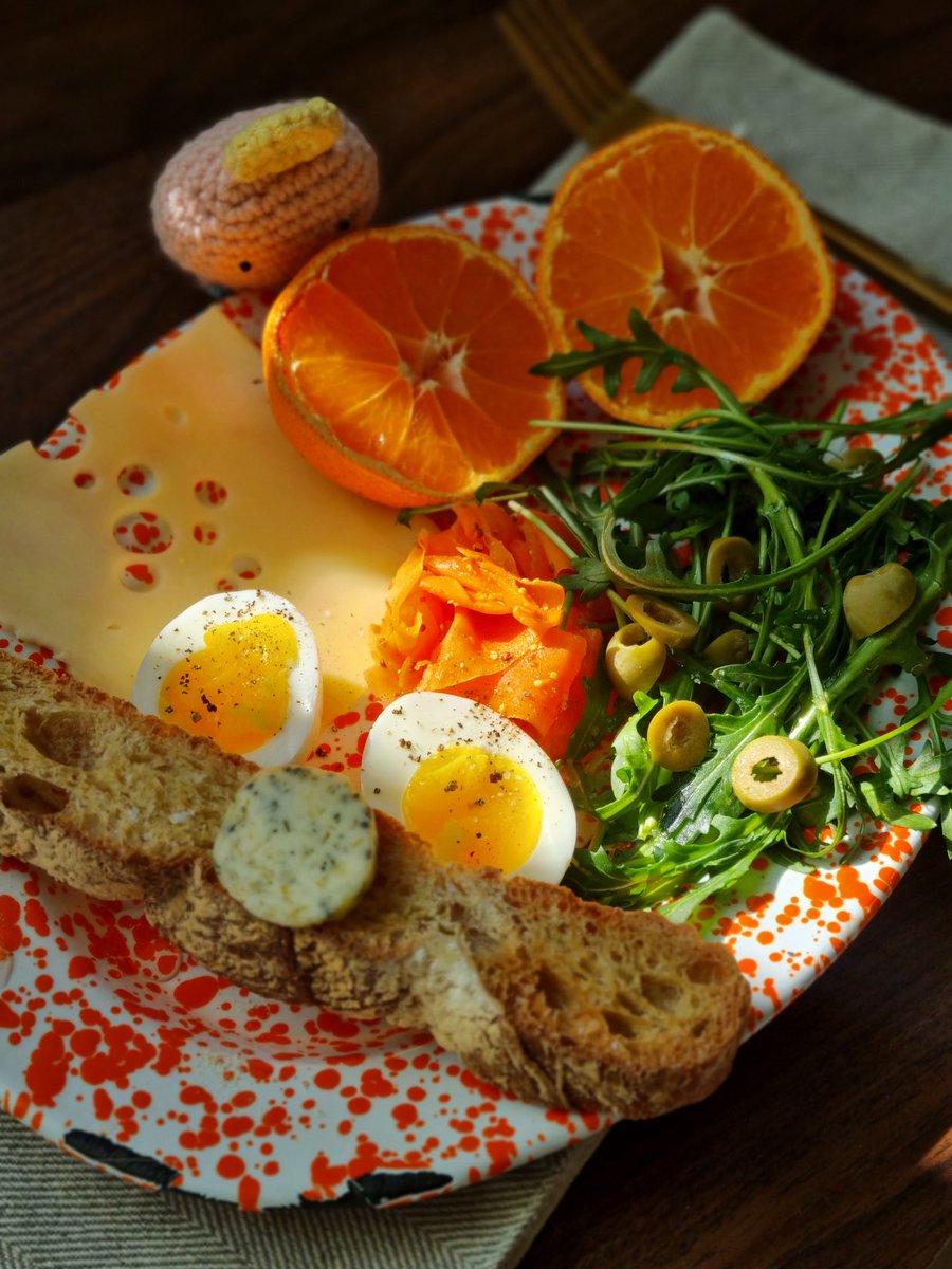 당근라페와 샐러드 플레이트🥕
이것저것 잔뜩 올려서 뭐라 정의하기 힘든 한접시^_^
신선하고 상큼한 맛이 입안가득 꽉 찹니다..
주황주황한 맛이야!!
마무리로 귤 먹어주니까 뭔가 비타민 충전된 기분🍊