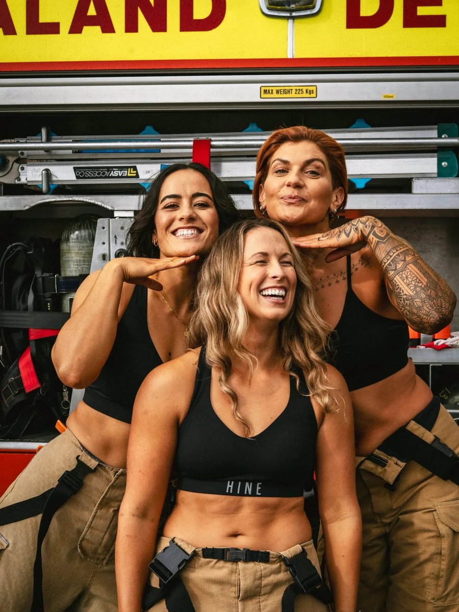 creapills's tweet photo. En Nouvelle-Zélande, les pompières lancent un calendrier contre le cancer du sein 

Alors qu’elles ne représentent que 6 % des effectifs, des pompières néo-zélandaises détournent le célèbre calendrier de pompiers pour rendre leur métier visible. En tenue de travail, sans sexualisation, elles affirment leur légitimité dans un univers encore très masculin.

Un format culte transformé en manifeste solidaire, dont tous les bénéfices sont reversés à la recherche contre le cancer du sein.

Plus d’infos : https://t.co/a8QenQXxM1