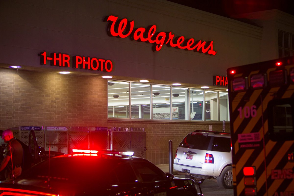 TotalNewsTulsa's tweet photo. OHP High speed pursuit Tues night. Started near 244 &amp; Sheridan. Simple traffic stop. Suspect drove the wrong way down 244 and over 100mph on pine before wrecking out near the Walgreens at Pine &amp; Lewis. Suspect in custody after a foot chase #tulsa #news #police https://t.co/8fgXkW3TO1
