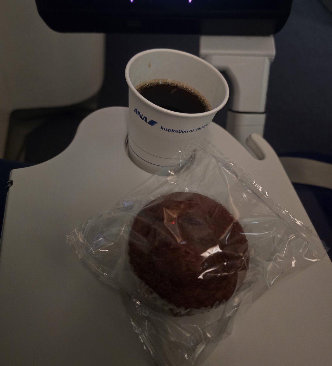 jonnko_ana's tweet photo. 飛行機アカらしく機内食載せときます
行き🛫
すき焼き風ご飯、デザートのハーゲンはストロベリー🍓
軽食のマフィン
蟹と鮭の混ぜご飯 https://t.co/E4q2r2BjCD