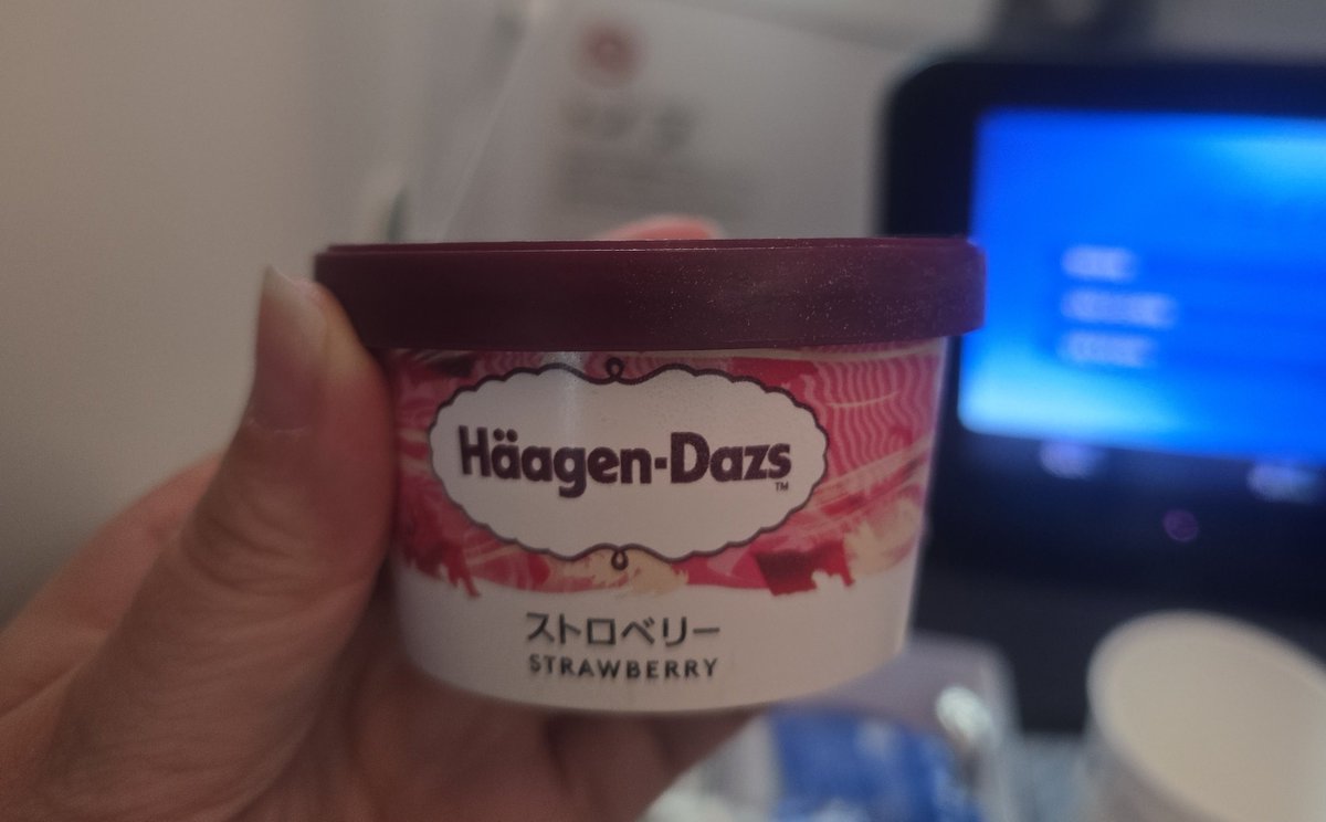 jonnko_ana's tweet photo. 飛行機アカらしく機内食載せときます
行き🛫
すき焼き風ご飯、デザートのハーゲンはストロベリー🍓
軽食のマフィン
蟹と鮭の混ぜご飯 https://t.co/E4q2r2BjCD