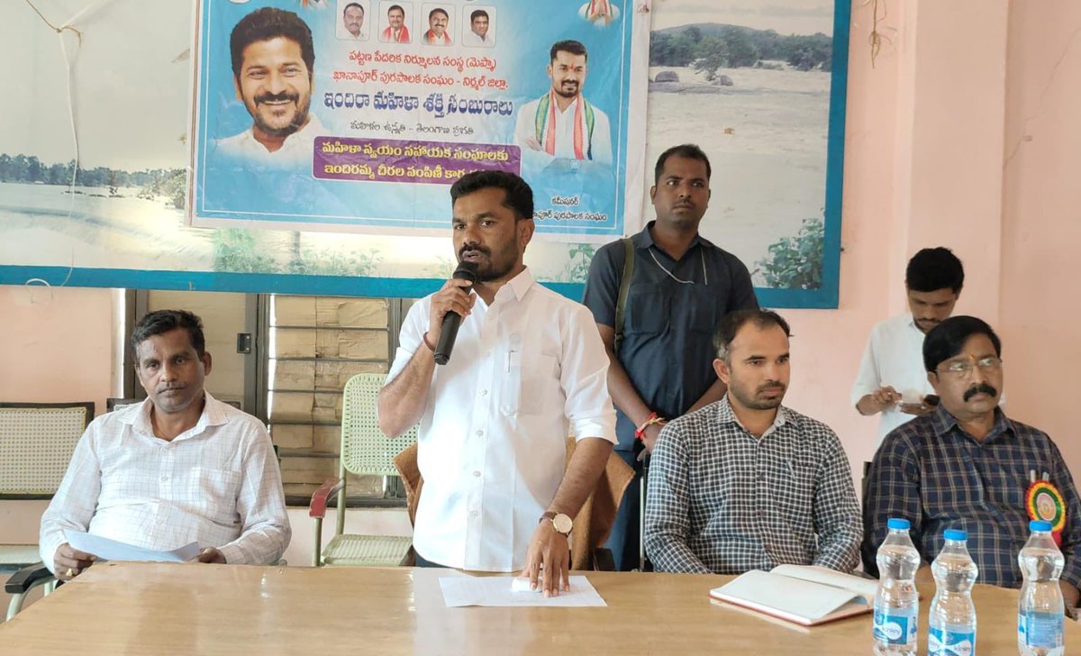 VBhojjuPatel's tweet photo. 👉 *మహిళలను అన్ని రంగాలలో ప్రోత్సహించటమే ప్రజా ప్రభుత్వ లక్ష్యం*

✴️*నిర్మల్ డీసీసీ అధ్యక్షులు, ఖానాపూర్ శాసనసభ్యులు బొజ్జు పటేల్*

ఖానాపూర్ :- మహిళలను అన్ని రంగాలలో అభివృద్ధి పరచడమే ప్రజా ప్రభుత్వ లక్ష్యమని నిర్మల్ డీసీసీ అధ్యక్షులు, ఖానాపూర్ శాసనసభ్యులు వెడ్మ బొజ్జు పటేల్ అన్నారు.

ఇందిరా మహిళా శక్తి కార్యక్రమంలో భాగంగా బుధవారం స్థానిక ఎంపీడీవో కార్యాలయంలో ఇందిరమ్మ చీరలను పంపిణీ చేశారు.

ఈ సందర్బంగా బొజ్జు పటేల్ గారు మాట్లాడుతూ ముఖ్యమంత్రి రేవంత్ రెడ్డి సారధ్యంలోని ప్రజా ప్రభుత్వం డ్వాక్రా మహిళలను ఆర్థికంగా ఎదిగేలా చేయడం కోసం ఇందిరా మహిళా శక్తి కార్యక్రమం ద్వారా మహిళల అభివృద్ధి కోసం అనేక రకాల కార్యక్రమాలను చేపట్టిందన్నారు. మహిళలకు పావలా వడ్డీకి రుణాలు అందజేయడం మహిళా శక్తి క్యాంటీన్లు ఏర్పాటు చేయడం, పెట్రోల్ పంపులు మంజూరు చేయడం, షాపింగ్ కాంప్లెక్స్ లో షాపింగ్ కాంప్లెక్స్ లు నిర్మించడం, మహిళలకు స్వయం ఉపాధి పథకాలు  ద్వారా ఉపాధి అవకాశాలు మెరుగుపరచడం ఇలాంటి ఎన్నో కార్యక్రమాలను చేపట్టిందన్నారు. 

ముఖ్యంగా మహిళలకు విద్య అవకాశాలను మెరుగుపరచడం కోసం ప్రభుత్వం ప్రత్యేక కృషి చేస్తున్నట్లు తెలిపారు. మహిళలు చదువుకుంటే వారి కుటుంబం బాగుపడుతుందని కుటుంబాలు బాగుపడతే గ్రామాలు బాగుపడతాయి అని అన్నారు.  తెల్ల రేషన్ కార్డులో పేరు నమోదై ఉండి పార్టీలతో సంబంధం లేకుండా 18 సంవత్సరాలు పైబడిన మహిళలందరికీ ఇందిరమ్మ చీరలు పంపిణీ చేస్తున్నట్లు  తెలిపారు.

మహిళలను అన్ని రకాలుగా ప్రజా ప్రభుత్వం ఇందిరా మహిళా శక్తి కార్యక్రమం ద్వారా ఎన్నో రకాల సంక్షేమ కార్యక్రమాలను అమలు చేస్తుందని వాటిని సద్వినియోగం చేసుకొని మహిళలు ఆర్థికంగా అభివృద్ధి చెందాలని సూచించారు.

ఈ కార్యక్రమంలో ఎంపిడిఓ రమాకాంత్,మున్సిపల్ కమిషనర్ సుందర్ సింగ్, ఎమ్మార్వో సుజాత,
సివో రవీందర్,సివో శ్రావతి, మార్కెట్ కమిటీ వైస్ చైర్మన్ అబ్దుల్ మజీద్, ఆత్మ కమిటీ చైర్మన్ తోట సత్యం,మాజీ మున్సిపల్ ఛైర్మన్ రాజుర సత్యం, మండల అధ్యక్షులు దోనికేని దయానంద్, పట్టణ అధ్యక్షులు నిమ్మల రమేష్, ముఖ్య నాయకులు కార్యకర్తలు తదితరులు పాల్గొన్నారు.