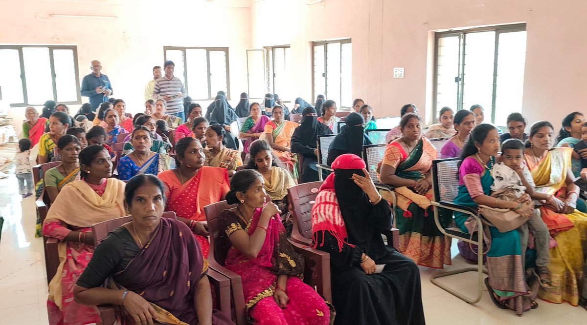 VBhojjuPatel's tweet photo. 👉 *మహిళలను అన్ని రంగాలలో ప్రోత్సహించటమే ప్రజా ప్రభుత్వ లక్ష్యం*

✴️*నిర్మల్ డీసీసీ అధ్యక్షులు, ఖానాపూర్ శాసనసభ్యులు బొజ్జు పటేల్*

ఖానాపూర్ :- మహిళలను అన్ని రంగాలలో అభివృద్ధి పరచడమే ప్రజా ప్రభుత్వ లక్ష్యమని నిర్మల్ డీసీసీ అధ్యక్షులు, ఖానాపూర్ శాసనసభ్యులు వెడ్మ బొజ్జు పటేల్ అన్నారు.

ఇందిరా మహిళా శక్తి కార్యక్రమంలో భాగంగా బుధవారం స్థానిక ఎంపీడీవో కార్యాలయంలో ఇందిరమ్మ చీరలను పంపిణీ చేశారు.

ఈ సందర్బంగా బొజ్జు పటేల్ గారు మాట్లాడుతూ ముఖ్యమంత్రి రేవంత్ రెడ్డి సారధ్యంలోని ప్రజా ప్రభుత్వం డ్వాక్రా మహిళలను ఆర్థికంగా ఎదిగేలా చేయడం కోసం ఇందిరా మహిళా శక్తి కార్యక్రమం ద్వారా మహిళల అభివృద్ధి కోసం అనేక రకాల కార్యక్రమాలను చేపట్టిందన్నారు. మహిళలకు పావలా వడ్డీకి రుణాలు అందజేయడం మహిళా శక్తి క్యాంటీన్లు ఏర్పాటు చేయడం, పెట్రోల్ పంపులు మంజూరు చేయడం, షాపింగ్ కాంప్లెక్స్ లో షాపింగ్ కాంప్లెక్స్ లు నిర్మించడం, మహిళలకు స్వయం ఉపాధి పథకాలు  ద్వారా ఉపాధి అవకాశాలు మెరుగుపరచడం ఇలాంటి ఎన్నో కార్యక్రమాలను చేపట్టిందన్నారు. 

ముఖ్యంగా మహిళలకు విద్య అవకాశాలను మెరుగుపరచడం కోసం ప్రభుత్వం ప్రత్యేక కృషి చేస్తున్నట్లు తెలిపారు. మహిళలు చదువుకుంటే వారి కుటుంబం బాగుపడుతుందని కుటుంబాలు బాగుపడతే గ్రామాలు బాగుపడతాయి అని అన్నారు.  తెల్ల రేషన్ కార్డులో పేరు నమోదై ఉండి పార్టీలతో సంబంధం లేకుండా 18 సంవత్సరాలు పైబడిన మహిళలందరికీ ఇందిరమ్మ చీరలు పంపిణీ చేస్తున్నట్లు  తెలిపారు.

మహిళలను అన్ని రకాలుగా ప్రజా ప్రభుత్వం ఇందిరా మహిళా శక్తి కార్యక్రమం ద్వారా ఎన్నో రకాల సంక్షేమ కార్యక్రమాలను అమలు చేస్తుందని వాటిని సద్వినియోగం చేసుకొని మహిళలు ఆర్థికంగా అభివృద్ధి చెందాలని సూచించారు.

ఈ కార్యక్రమంలో ఎంపిడిఓ రమాకాంత్,మున్సిపల్ కమిషనర్ సుందర్ సింగ్, ఎమ్మార్వో సుజాత,
సివో రవీందర్,సివో శ్రావతి, మార్కెట్ కమిటీ వైస్ చైర్మన్ అబ్దుల్ మజీద్, ఆత్మ కమిటీ చైర్మన్ తోట సత్యం,మాజీ మున్సిపల్ ఛైర్మన్ రాజుర సత్యం, మండల అధ్యక్షులు దోనికేని దయానంద్, పట్టణ అధ్యక్షులు నిమ్మల రమేష్, ముఖ్య నాయకులు కార్యకర్తలు తదితరులు పాల్గొన్నారు.