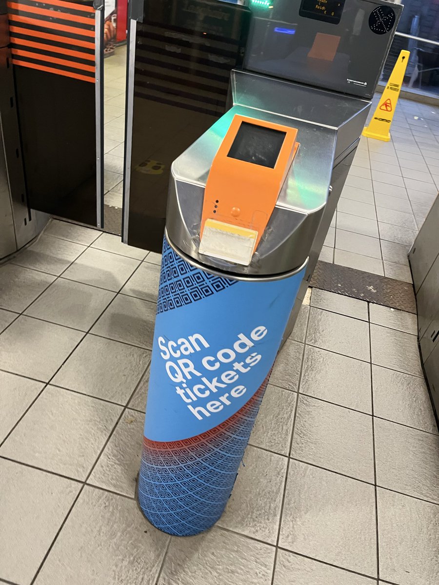 RailUsersIe's tweet photo. Irish Rail seems to have given up on maintaining ticket machines 

Here is Dún Laoghaire, both broken since December if not longer 

Reports from multiple other stations with similar stories, can’t pay with cars at Skerries for over a week

We deserve better https://t.co/2PHHDpFP4t