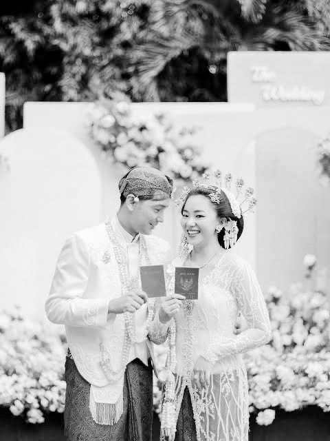 SRENITIE's tweet image. Jemput ibu negara di kantornya lalu kita kabur berdua buat rayain anniversary yang ke 16. The staycation just for us.

I love you, Al, my partner through thick and thin❤️