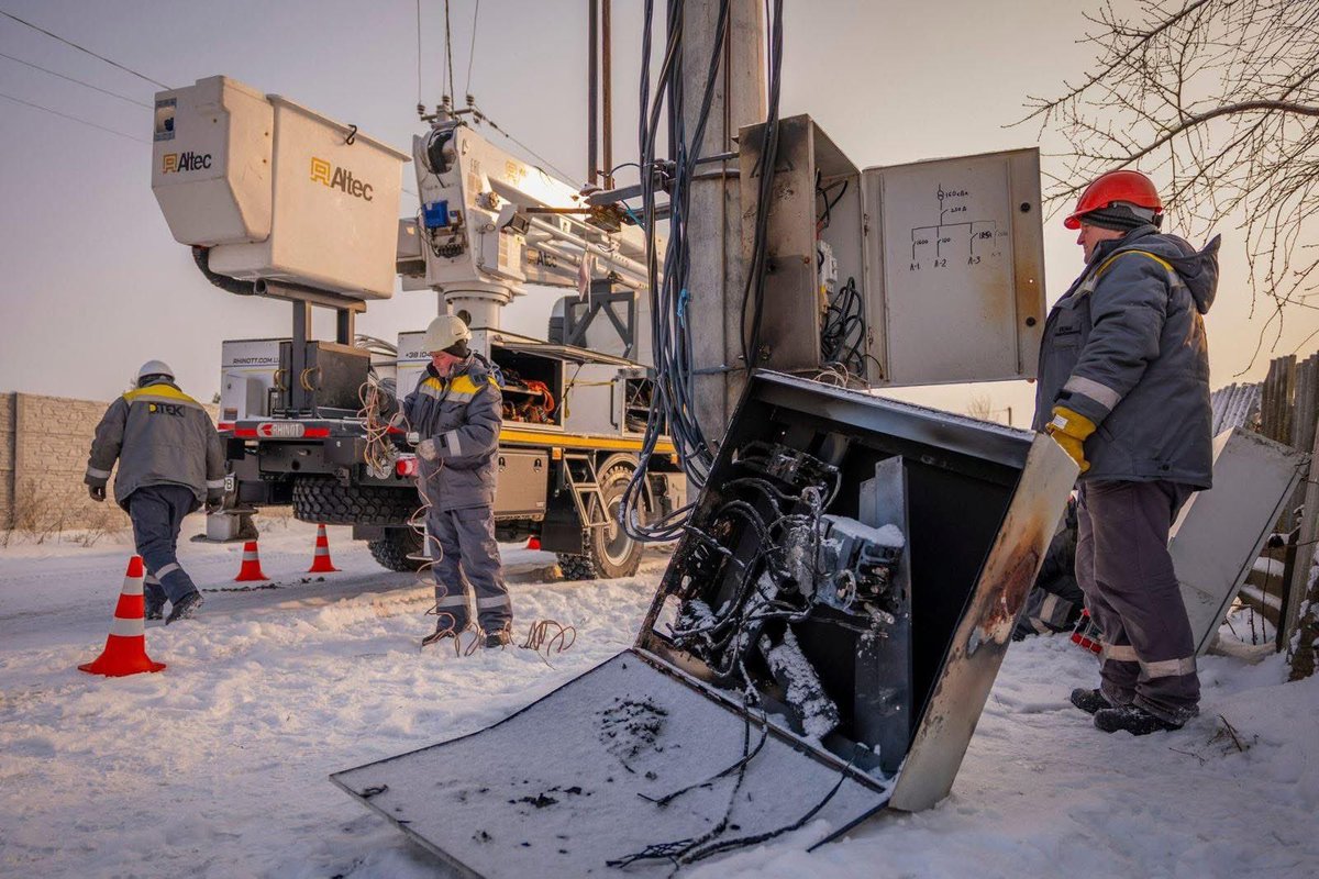 Two energy grid workers in Kyiv died of exhaustion over the last days. Multiple cases of frostbite and psychological burnout.

Yet they keep doing the impossible.