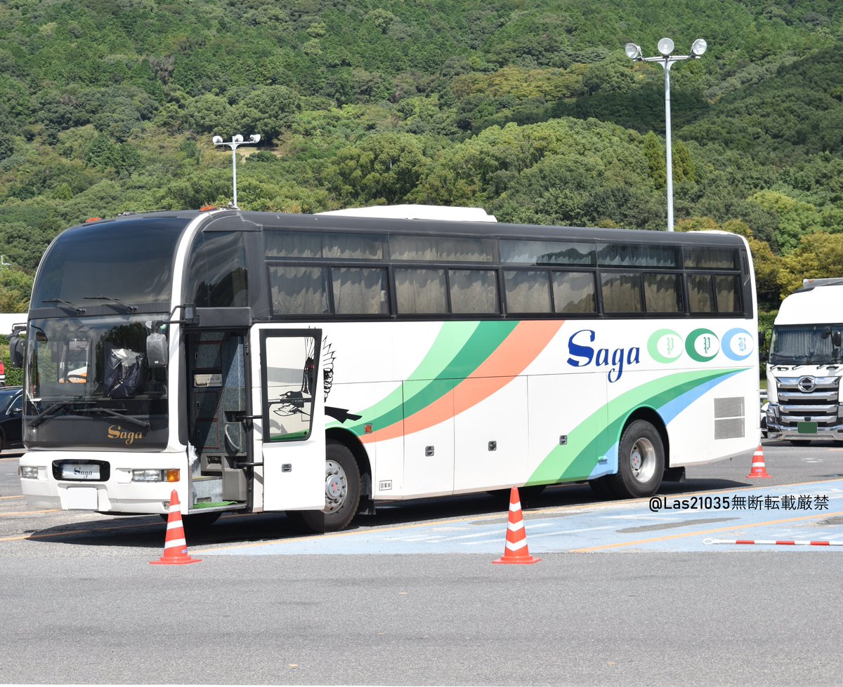 Las21035's tweet photo. 佐賀県警察　佐賀県警察音楽隊　車種不明
演奏会などでたまに見る音楽隊バス。平成8年3月配備（県警HPより）だそうで来年で30年を迎える長寿？バスです。佐賀県名物のカチガラスや「SagaPPB」の文字も書かれています。 https://t.co/SZOSDMu6UN