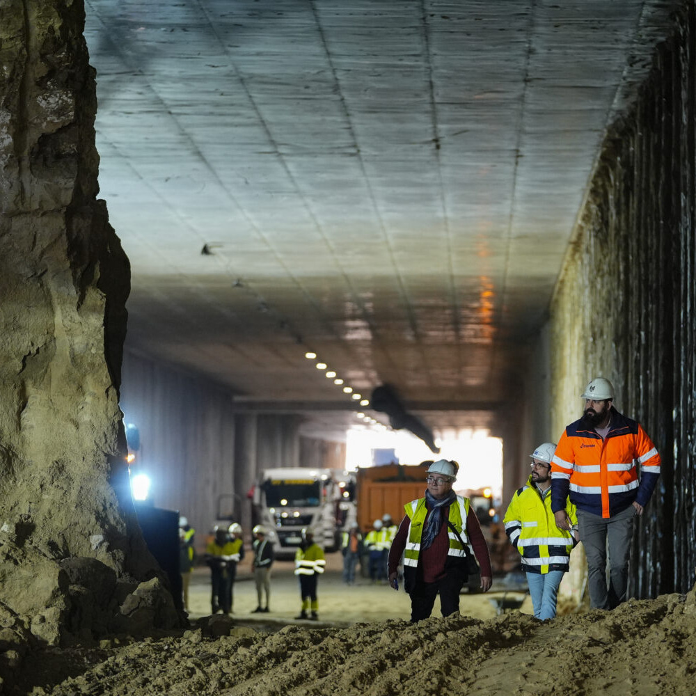 DecideMadrid's tweet photo. ⛏️ ¡La transformación del Paseo de Extremadura en el Paseo Verde del Suroeste avanza!
Las dos principales galerías excavadas ya están conectadas: 700 metros lineales.
🏗️ El soterramiento de la A5 es una actuación #PlanSURES y conectará peatonalmente con un eje verde barrios en los distritos de Latina y Moncloa-Aravaca.
¿Quieres saber más?
Infórmate en https://t.co/TPtHmVUjtm
#SurEsMovilidad #MadridInvierteenMadrid