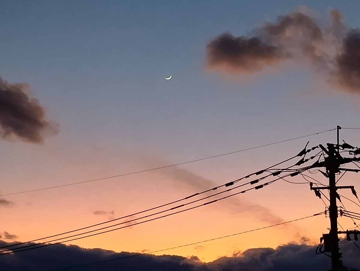 夕焼けと三日月

#イマソラ　#sorayo