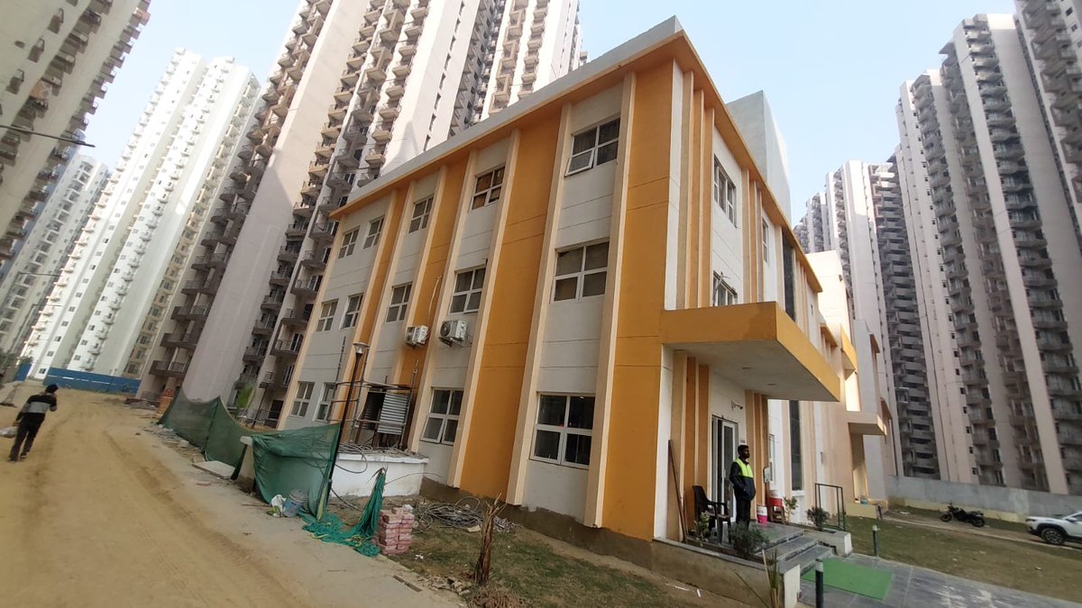 guy4mKnp's tweet photo. Clubhouse building in Dream Valley 2 misused! 🙅‍♂️ DEE VEE project, not on DV2's land, is using it, delaying F block buyers' possessioF, #CRTeam  intervene! #JusticeForFBlock
#TezhZone4 #Amrapali #DreamValley2 
@OfficialNBCC share us the handover plan for F block. https://t.co/wnRFbeUWb3