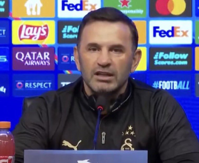 Kaya Çilingiroğlu:

"Okan Buruk bugün bizi şampiyon yapmak istemiyorlar demiş. Ya kardeşim sen son 3 senede şampiyon olmadın mı? Yetiştiğin cemaatin taktiklerini uygulayıp insanları germe ya. Çeneni kapa bi ya”