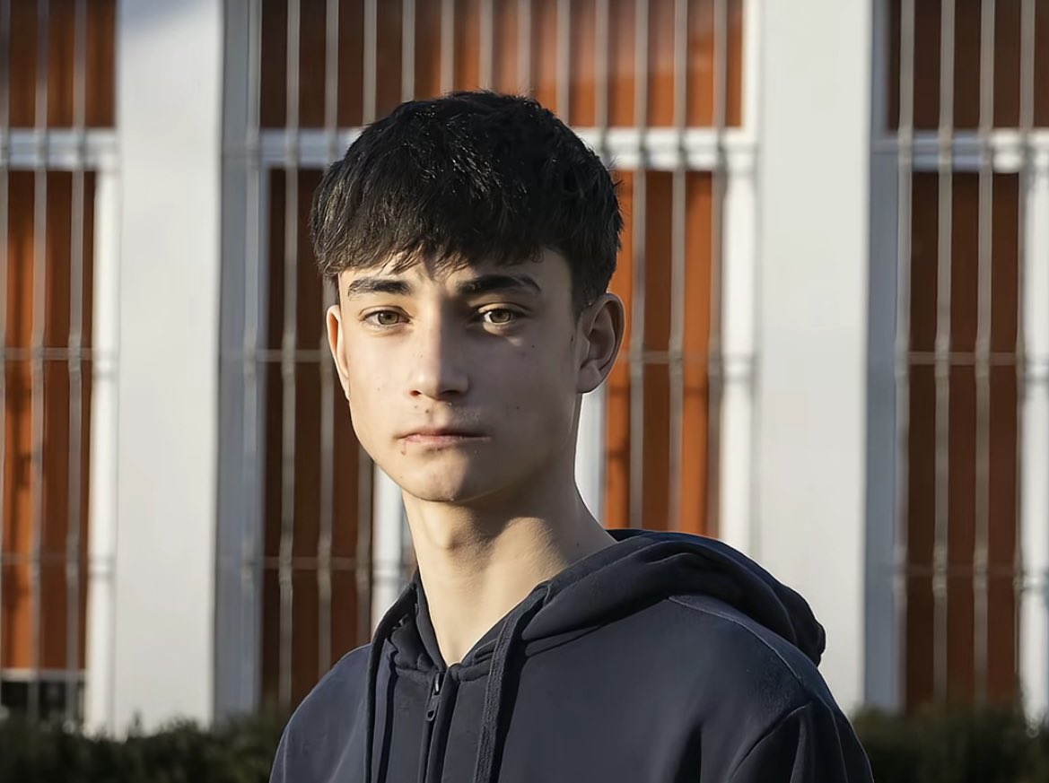 Para cuando la medalla al mérito civil a este niño . 16 años enfrentándose al peor de los escenarios. Ha salvado muchas vidas .  Que hoy vemos muchos pechos con medallas que no se las merecen .  a ver si somos capaces de mover hilo 🫡🙏🏼