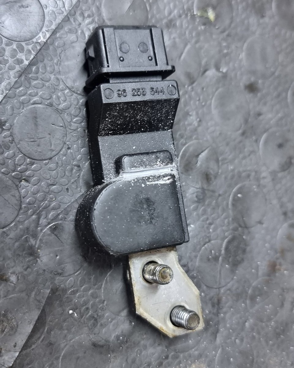 yetkisiz1servis's tweet photo. Görselde bulunan parça, orjinal ekipman olan eksantrik sensörüdür.

Yenisi pahalı olması ve sürekli arıza lambası yakması ile bilinir. Özellikle GM Opel grubunda.

Bu parçayı hemen değiştirmenize gerek yok. Gösterdiğim yerden kesip açarsanız 3 adet lehim görürsünüz.
Lehimlerden biri atmış olabilir (EN SAĞDAKİ)

Lehimleri tazeleyip, yada bir elektronikçiye yeniletirseniz tahmini 10 yıl daha kullanabilirsiniz.

Esenlikler dileriz 🤙🏻
