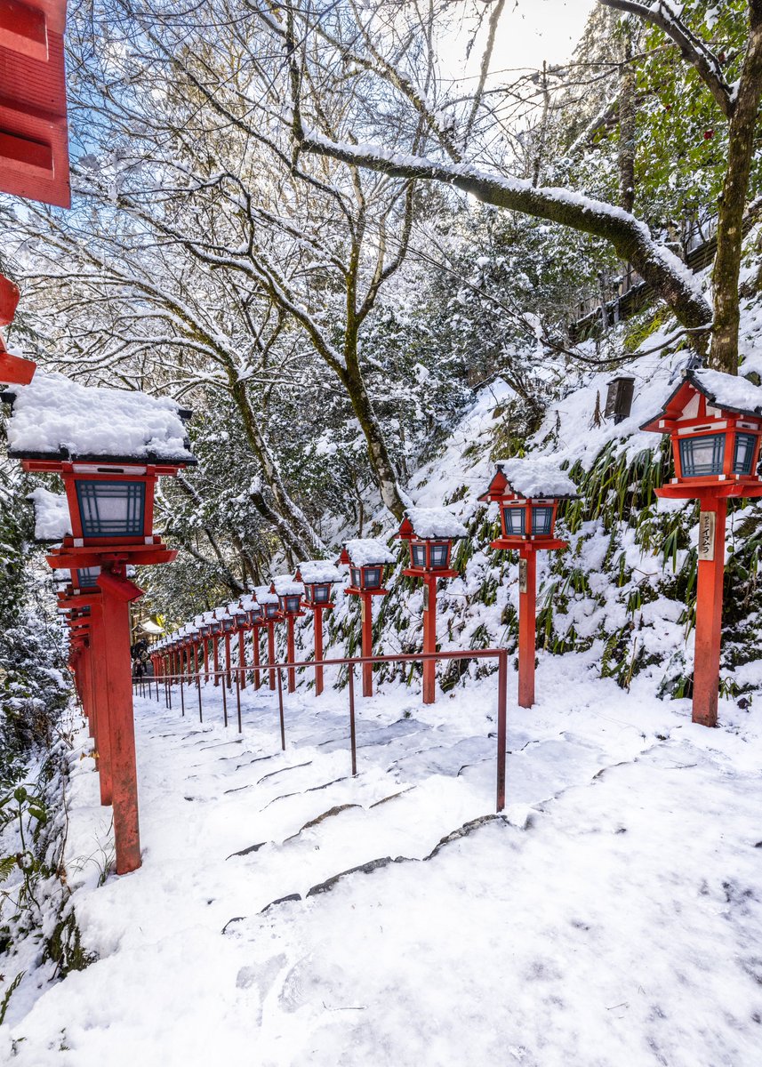雪晴れの中、朱色映える貴船神社が美しい。