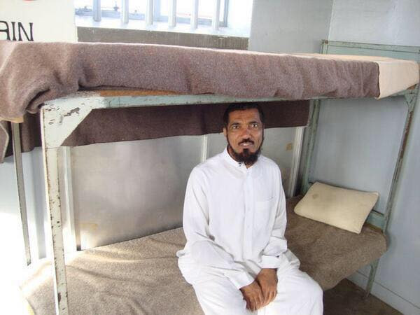 🔴 هام

يُعاني الشيخ المعتقل #سلمان_العودة من البرد الشديد في سجنه الانفرادي، حيث تمنعه إدارة سجن الحائر من لبس ما يدفئه من الملابس في البرد القارص في زنزانته، وسط إهمال طبي متعمد، حسب ما نقل ذلك نجله.