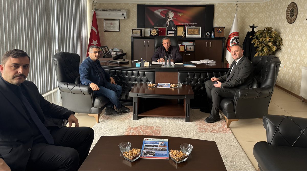 Sorgun Devlet Hastanesi Başhekimi Uzman Doktor Ümit Öztürk, İdari ve Mali Hizmetler Müdürü Selçuk Kurul ve Sağlık Bakım Hizmetleri Müdürü Ertan Göksu Tıraşoğlu Yönetim Kurulu Başkanımız Üzeyir Arslan’ı makamında ziyaret etti. Nazik ziyaretleri için teşekkür ederiz.