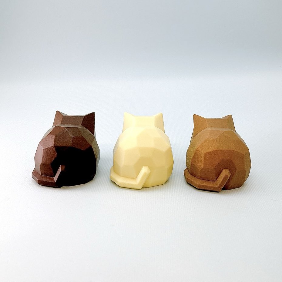 オコサマキボリーヌの仲間ができました！

スマイルラボでは初めてのねこちゃん型
🐈オコサマチョコチュール🐈です❣️

ねこちゃんといっしょにアマンドショコラと小さなお魚チョコが入っています🐟シェフの一押しポイントは後ろ姿だそうです…！店頭では23日から販売です。

smilelabo.com/products/%e3%8…