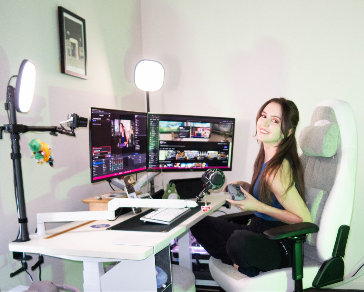 Just a strimmer and her new gaming chair  😌  
It's been a couple of weeks since <a href="/BattleBull_RT/">BattleBull</a> sent me their MODA Cloud Gaming Chair and this may be one of the comfiest, coziest chairs I've ever sat on... ☁️ 3+ hours streams and sat the whole time? I still feel great!
🔗  I've