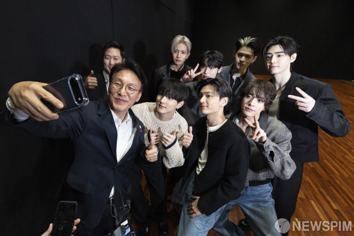 enhypenupdates's tweet image. [PHOTO] 260121

ENHYPEN meeting Prime Minister Kim Minseok during his visit to the HYBE headquarters to observe cultural content production and discuss the sustainable growth of the Korean Wave | Press Photo (1)

@ENHYPEN_members @ENHYPEN #ENHYPEN #엔하이픈