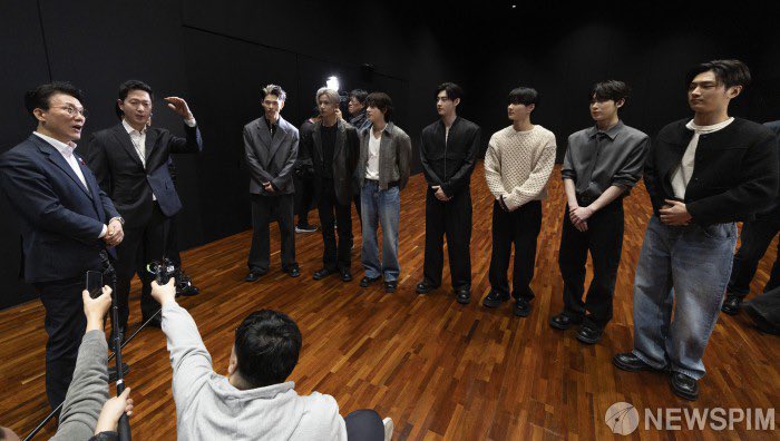enhypenupdates's tweet image. [PHOTO] 260121

ENHYPEN meeting Prime Minister Kim Minseok during his visit to the HYBE headquarters to observe cultural content production and discuss the sustainable growth of the Korean Wave | Press Photo (1)

@ENHYPEN_members @ENHYPEN #ENHYPEN #엔하이픈