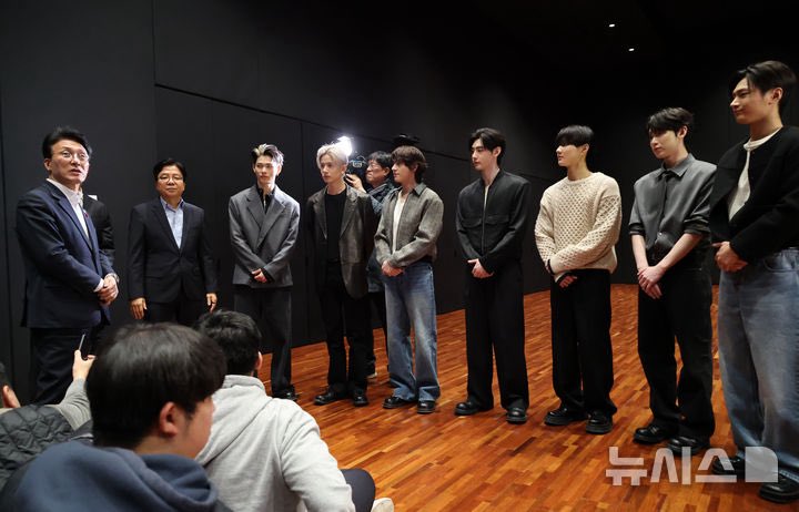 enhypenupdates's tweet image. [PHOTO] 260121

ENHYPEN meeting Prime Minister Kim Minseok during his visit to the HYBE headquarters to observe cultural content production and discuss the sustainable growth of the Korean Wave | Press Photo (1)

@ENHYPEN_members @ENHYPEN #ENHYPEN #엔하이픈