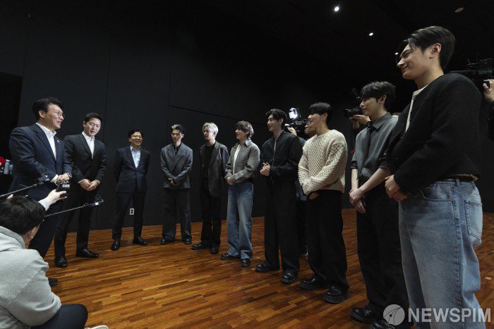 enhypenupdates's tweet image. [PHOTO] 260121

ENHYPEN meeting Prime Minister Kim Minseok during his visit to the HYBE headquarters to observe cultural content production and discuss the sustainable growth of the Korean Wave | Press Photo (1)

@ENHYPEN_members @ENHYPEN #ENHYPEN #엔하이픈