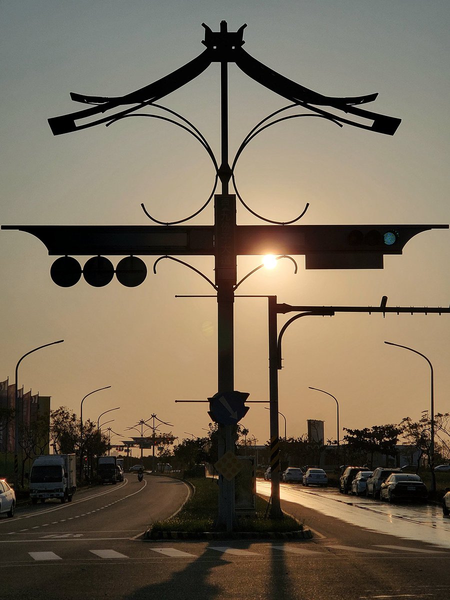 很喜歡九份子這一區的氛圍感
建物新穎特色外
有很棒的天際線欣賞夕陽
喜歡這個路標背影的樣子
彎曲的曲線+簡單幾何圖形組合
細看久了質感加分許多